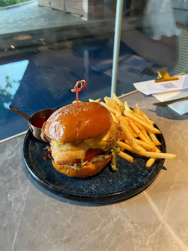 燒雞漢堡配日曬蕃茄蛋黃醬伴海鹽薯條