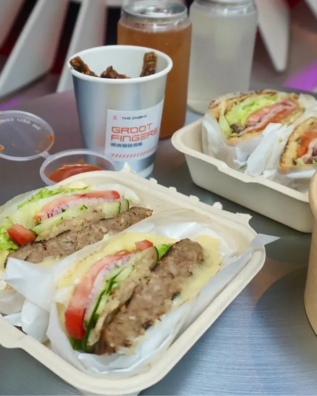 金文畢芝士牛肉漢堡、黑豆天貝薯條、煙三文魚牛油果漢堡