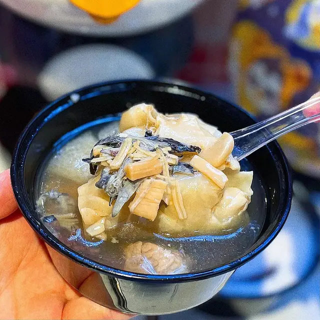 依碗湯又係女士們必飲！當然體處血弱嘅朋友仔都好啱烏雞啦！🐥唔好睇佢好似碗仔細細，其實佢內藏乾坤