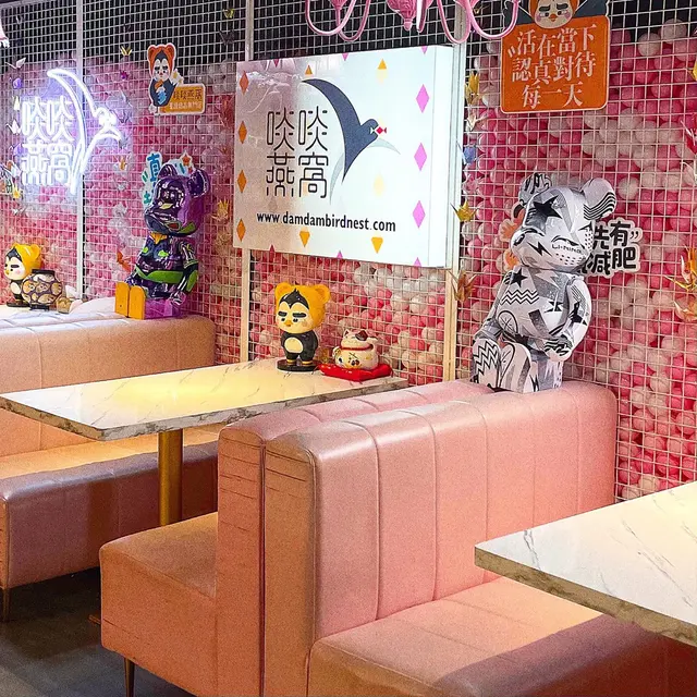 依間舖頭，雖然係專做外賣🤣不過佢哋嘅門市裝修一啲都唔馬虎🤪以粉紅色為主題，仲有打卡位