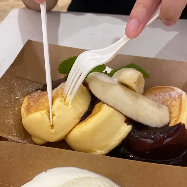 芝士慕絲雜莓醬班戟