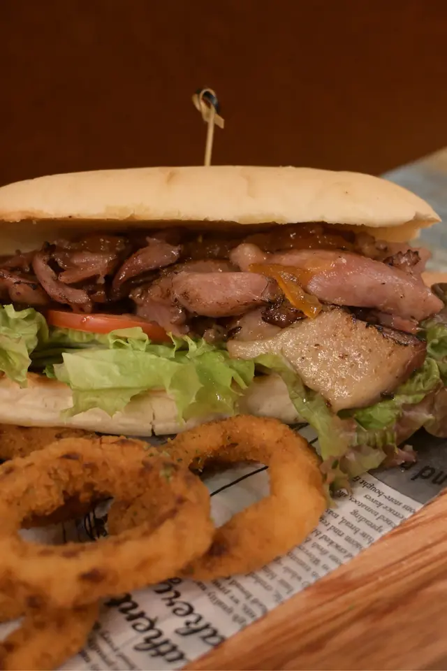 手撕油封鴨脾三文堡