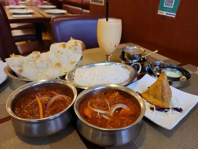 瑪沙拉雞肉配白飯$70、瑪沙拉羊肉配烤餅$80、咖哩角$10、芒果乳酪$22、瑪沙拉茶$20