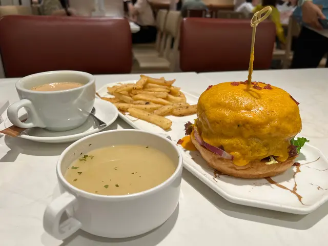 飛驒和牛漢堡配黑松露薯條，薯仔湯