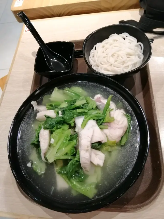 即叫即滾，熱辣辣，鯇魚腩芥菜湯＋米線