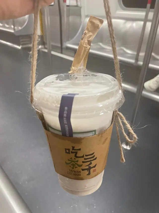 雖然佢寫明佢地全糖係坊間出邊嘅70%糖度，但係平時飲開少甜嘅我都係覺得會太甜，因為上次試左蜜桃烏龍冰茶。今次叫左少冰，50%糖度🙆🏻‍♀️唔錯，茶味夠濃，真係好好飲，甜度都啱啱好～已經變成我最愛嘅奶茶店。download  埋Goodmailing  app可以有$10      coupon  減，另外亦都有印花儲，價錢比較優惠。