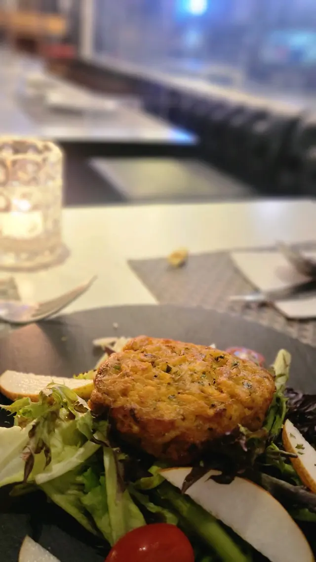 美式蟹肉餅🍘伴香梨及田園沙律🥗