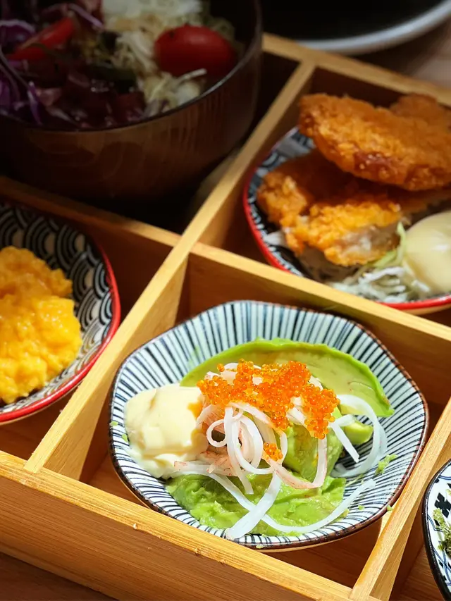 蟹籽牛油果