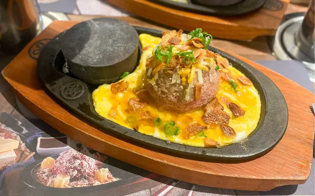 芝士蛋蒜和牛漢堡扒