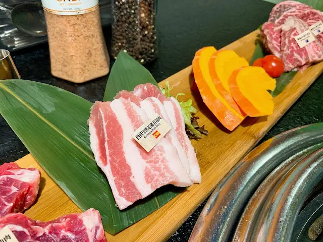 紅白相間，食落唔會好肥膩，肉汁豐腴～🤤平時唔係好鍾意食燒肉嘅小編都不斷encore！