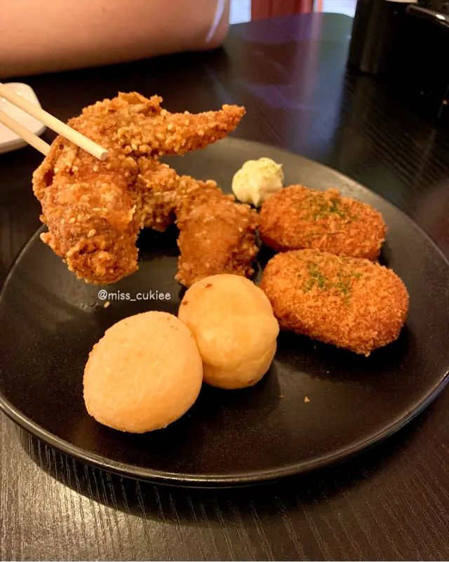 芝麻雞翼 (HK$38/2隻)、芝士年糕 (HK$28/2粒)、蟹肉忌廉餅 (HK$38/2塊)