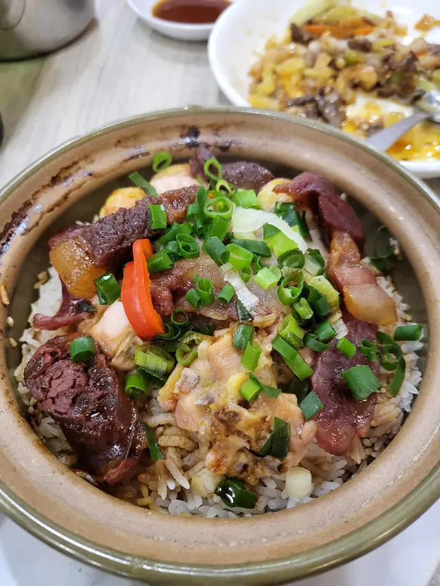 臘肉滑雞煲仔飯