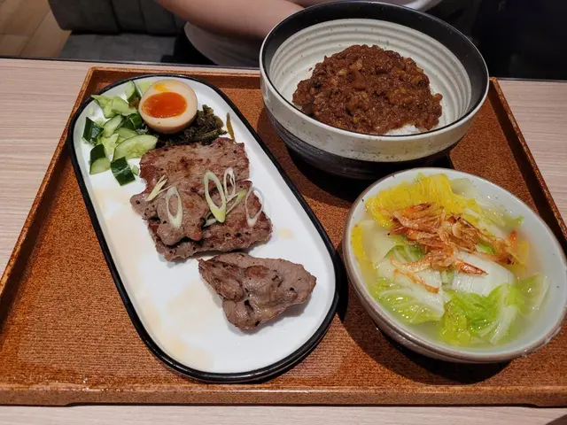 香煎沙朗肉燥飯 + 櫻花蝦魚湯浸娃娃菜