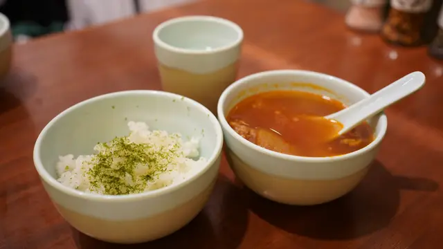 白飯、湯任裝