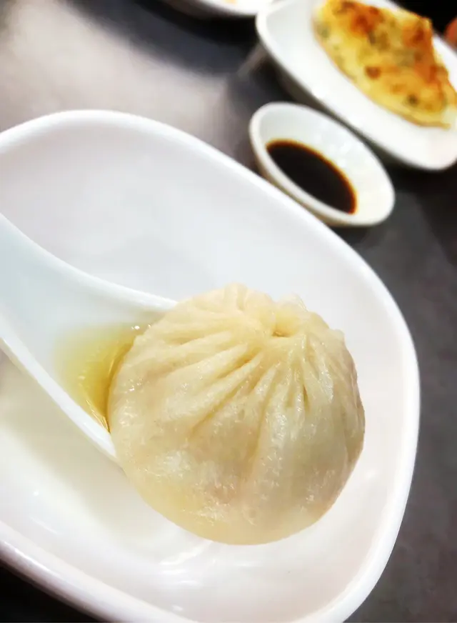 把小籠包弄破肉汁有成湯匙..肉汁鮮甜👍😋😋😋