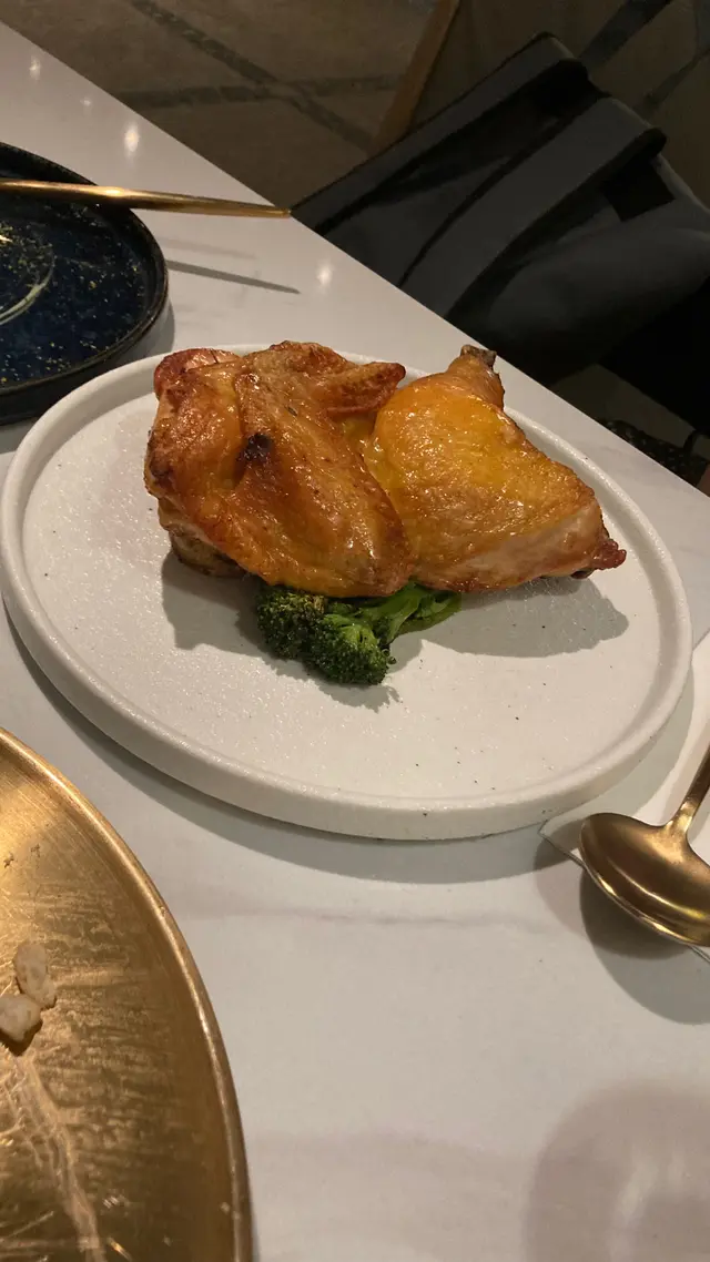 慢火燒保濕三黃半雞伴烤新薯及澳洲西蘭花苖