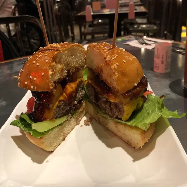 菠蘿燒烤醬牛肉漢堡