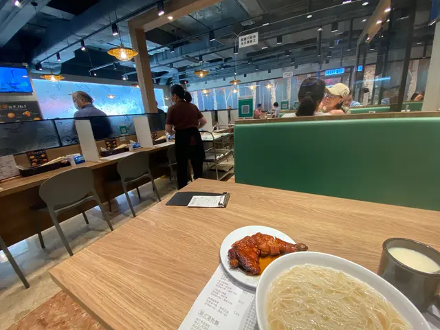 下午茶唔算多人，店員都比我一人獨享一個卡位，好開心。