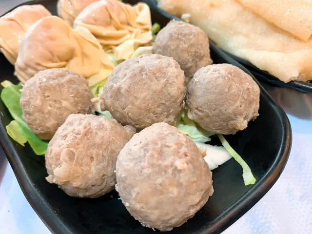 採用香港製造嘅大埔振興牛丸,
一咬開便有香滑油花,
香濃牛骨湯爆出黎,juicy好味,
加上肥牛和牛筋粒,口感十足!😋