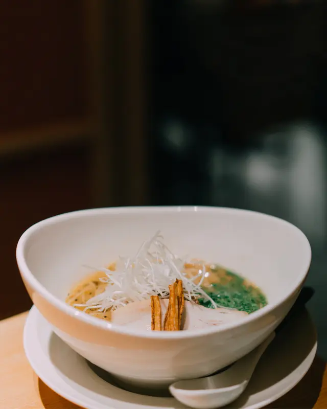 煙燻黑椒豚骨拉麵