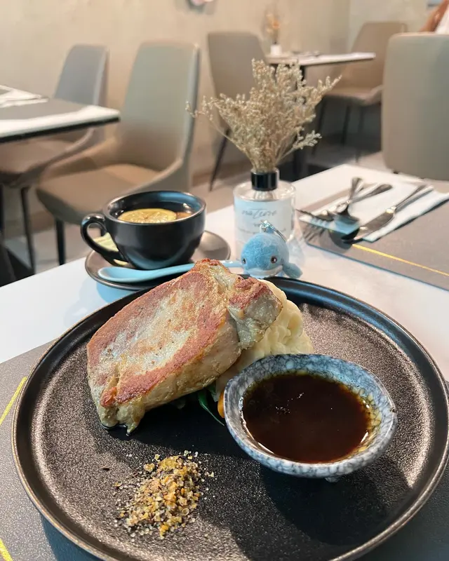 香煎厚切豬扒配薯蓉