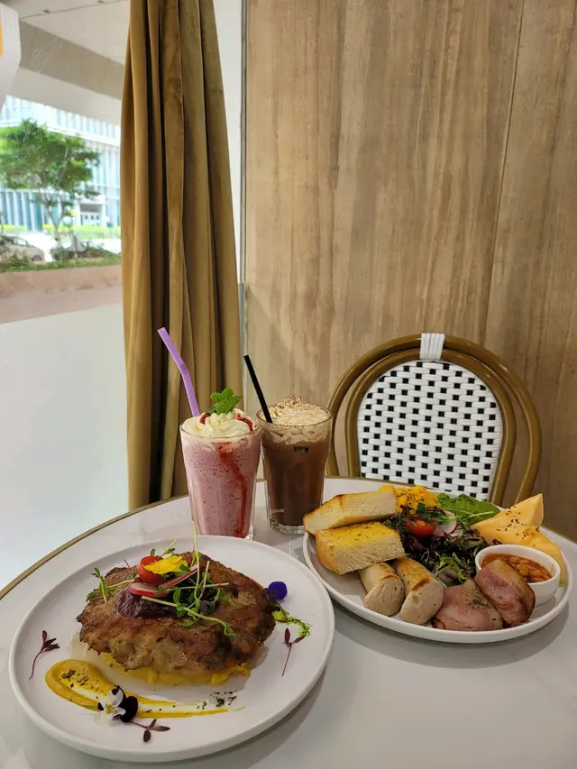 All Day Breakfast$128、 香燒加拿大豬肉眼配金巴利汁$128 、 Ice Mocha$23(跟餐價錢) 、 士多啤梨藍莓奶昔$24(跟餐價錢)