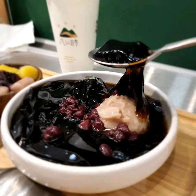 芋泥嫩仙草盛盤