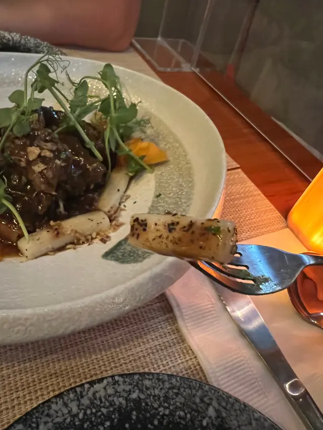 慢煮黑椒牛肋條配香煎上海年糕