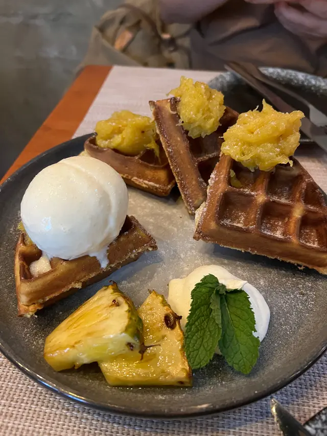 話梅菠蘿醬配窩夫及雪糕