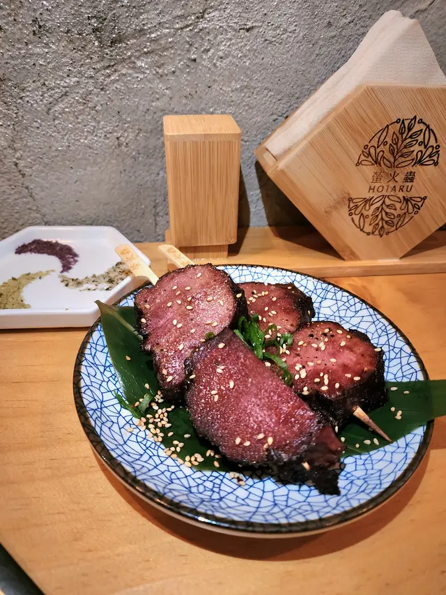 一客有兩串, 牛脷大大件, 亦相當厚身! 牛脷外層燒至焦香, 肉質軟腍, 帶煙韌嘅質感