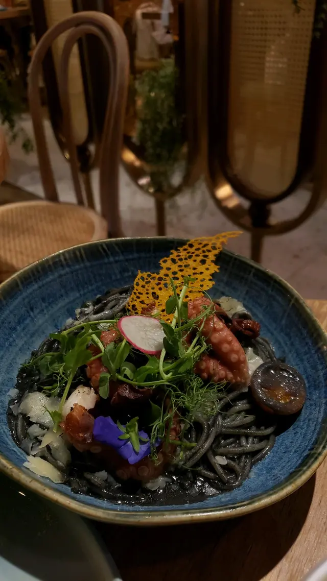 香煎八爪魚墨魚汁意大利麵