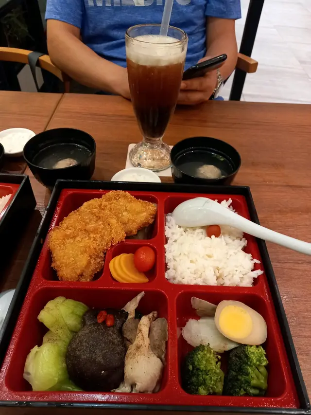 酥炸豬排配他他醬便當