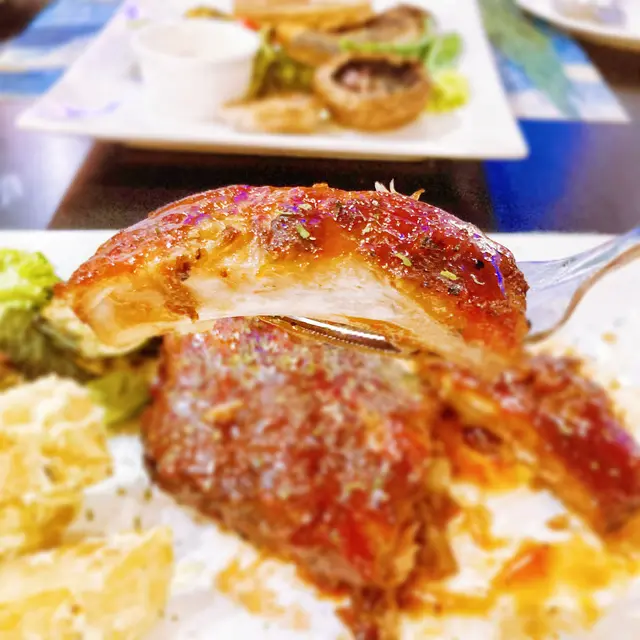 燒美國豬肋骨配燒烤汁伴蒜蓉香草醬薯角