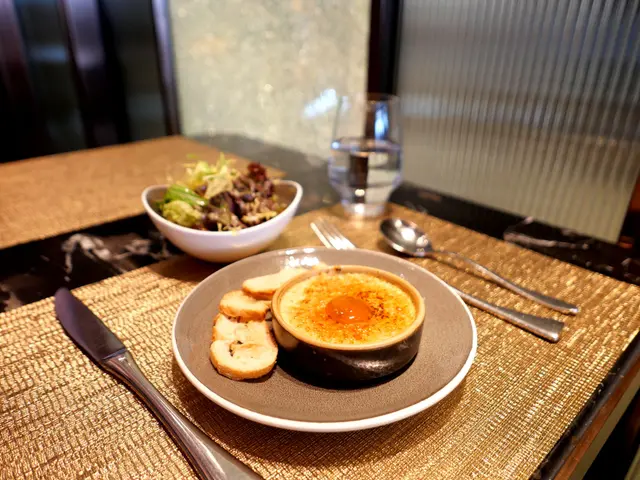 法式鵝肝焦糖燉蛋配田園沙律