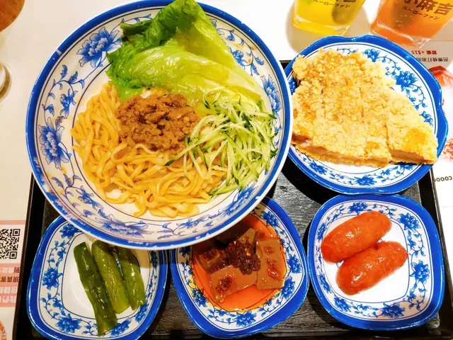 肉燥乾拌麵（主食）+鐵路炸猪扒（主菜）+麻辣鴨血（小食）+ 台灣小香腸+涼拌小黃瓜 