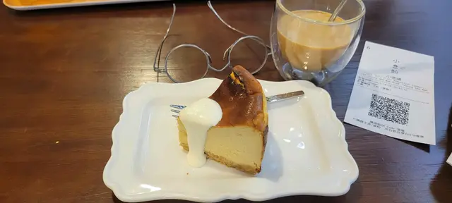咖啡酒芝士蛋糕🍰非常香㗎酒味反而咖啡味☕️唔太濃，軟硬度適中，非常好食😋