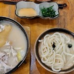 ，餐廳環境裝潢細緻，牆壁貼上食物圖片介紹，又有推介，吸引。門外店舖設計簡單鮮明，有餐牌清晰介紹店內食品。坐低睇到摸到日系餐牌，完全置身於日本。這個假期非常滿足。