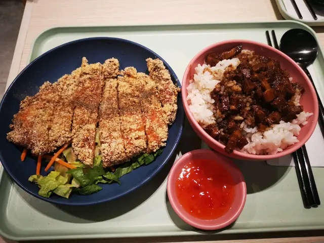 椒鹽香酥雞排手工滷肉飯