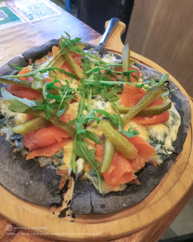 忌廉菠菜煙三文魚水牛芝士墨汁pizza