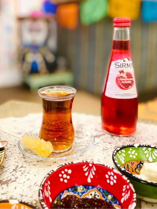 就係一杯紅茶另外糖就將佢變為好似壘球棍一樣，🍵想幾甜就自己攪動