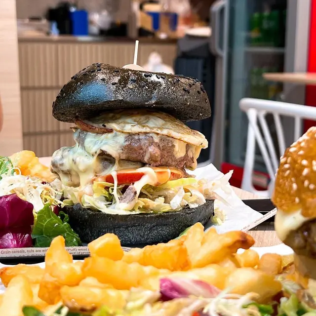 竹炭雙層牛肉漢堡