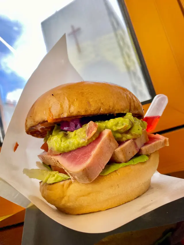 伏特加吞拿魚海膽醬牛油果漢堡