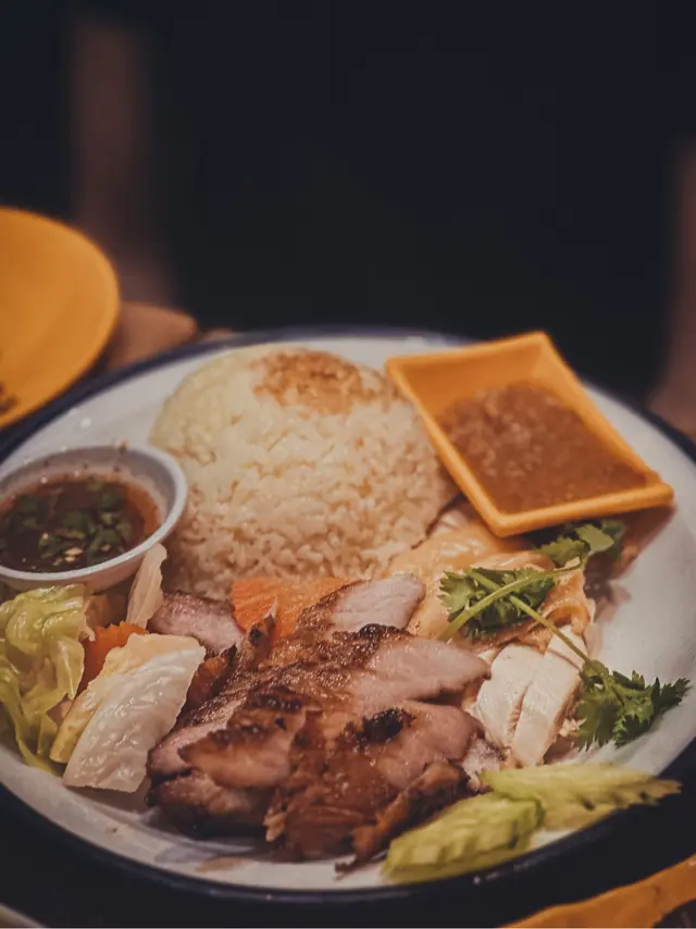 風味豬頸肉 配 無骨海南雞油飯
