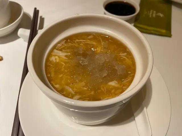 一開始上菜好鹹，後來侍應見到我哋加水，主動過嚟提出同我哋換咗佢，換咗嗰一碗非常之足料美味，最後食完成餐飯大廚仲出嚟講唔好意思，仲送咗一道甜品炸煎堆俾我哋，服務態度一流👍🏻👍🏻