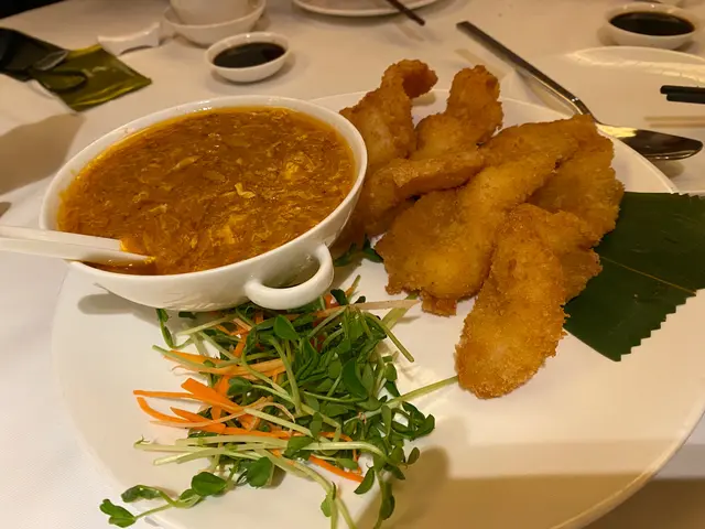 蝦球一般般，個蟹黃醬超級、極度好食！！而且仲夠大碗！！我哋特登留返嚟配其他餸菜一齊食🤣