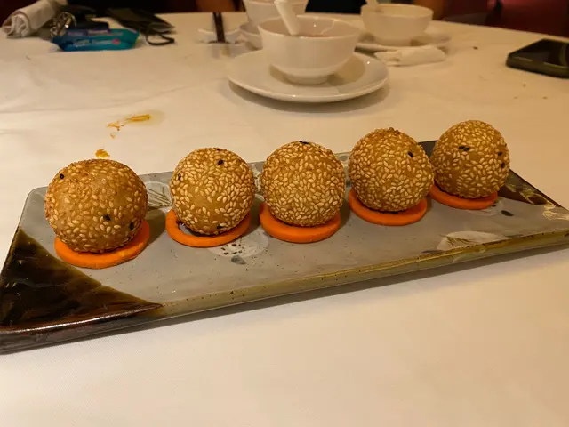 呢個就係最後大廚出嚟送俾我哋嘅炸波波，唔知叫做乜名，我諗都係叫煎堆掛，非常之咁好食，外面揸得好脆，好新鮮，一啲都唔油膩，入面個紅豆餡甜度適中，非常之美味