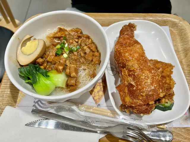 炸雞腿肉燥乾拌麵