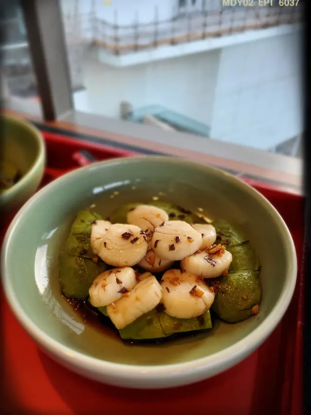 鮮紫蘇蒜醋帶子牛油果（$205）