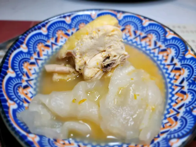 
招牌花膠雞湯鍋煮熟後