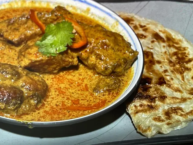 咖喱雞又老又硬，薄餅燒到又燶又黑，食落又硬冇彈性，燒濃左所以有啲苦味